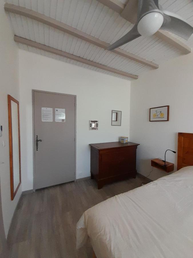 קפסטן La Pause Sous Le Pin B&B Chambres D'Hotes מראה חיצוני תמונה